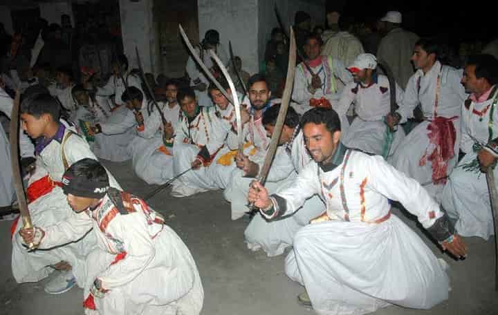 jaunasri men in traditional dress